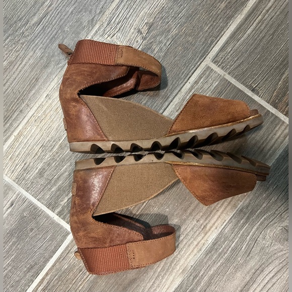 Sorel Tan and Brown WOMENS JOANIE RUSTIC BROWN WEDGE SANDALS
Size 9 - Picture 10 of 12